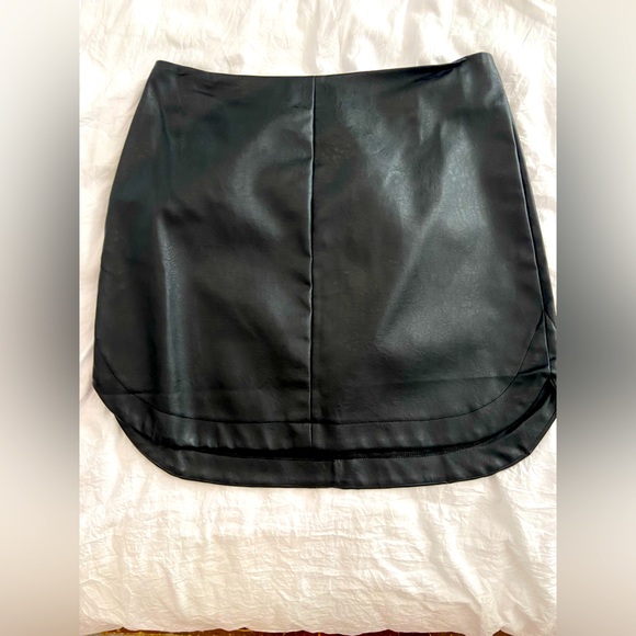 Black faux leather mini skirt with exposed zipper in back - Picture 1 of 3